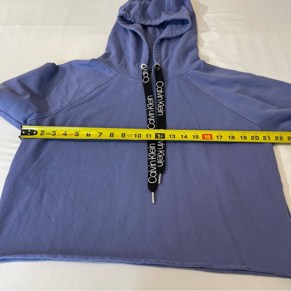 CALVIN KLEIN WOMENS SHORT HOODIE, SIZE M, VERY GOOD CONDITION, PREOWNED - Picture 2 of 3